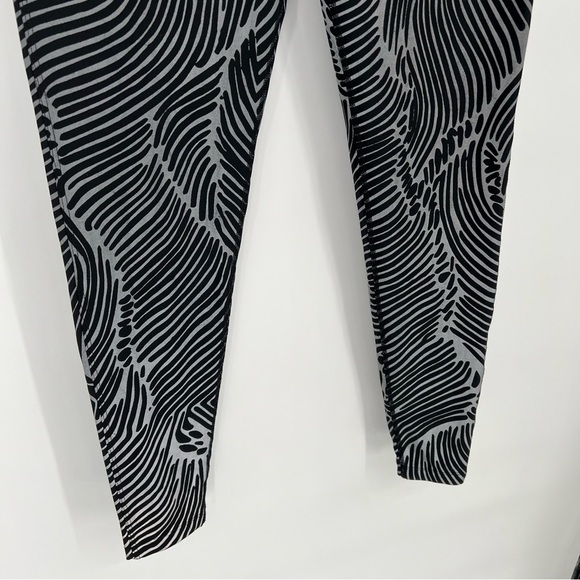 Lorna Jane Reflective Active Leggings Size Small - Picture 3 of 15